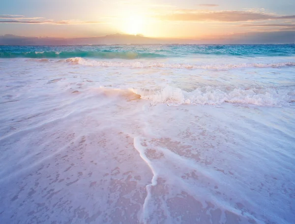 热带岛屿沙滩上美丽的日落海滨风景 — 图库照片