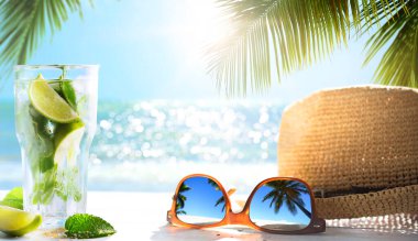 Long drink mojito kokteyli; yazları tropikal güneşli sahil içeceği barı;
