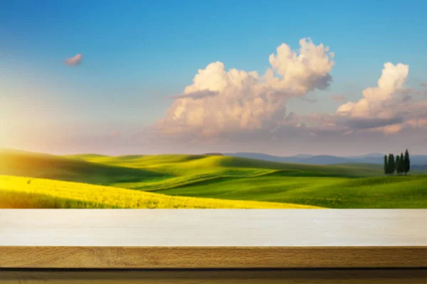 Kunst Leerer Holztisch Auf Verschwommenem Grünem Toskanischem Bauernhof Hintergrund Mockup — Stockfoto