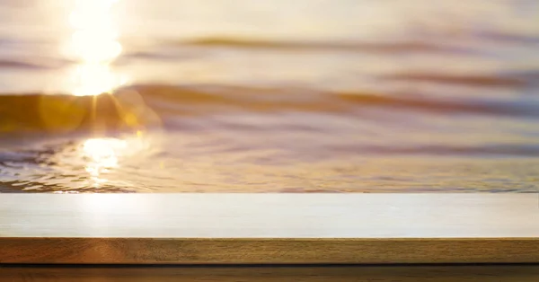 Pusty Drewniany Stół Rozmytym Słonecznym Tle Morza Outdoor Party Makieta — Zdjęcie stockowe