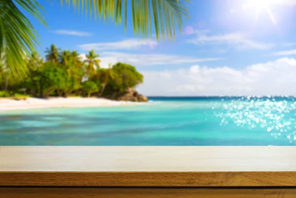 Empty Wooden Table Sunny Blurred Tropical Sandy Beach Background Outdoor — 스톡 사진