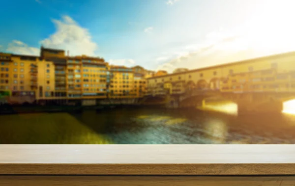 Kunstleerer Holztisch Vor Der Kulisse Einer Alten Italienischen Stadt Mockup — Stockfoto