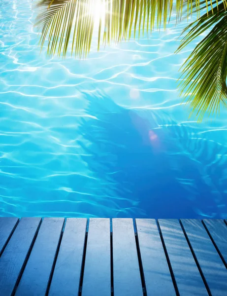 Houten Steiger Met Tropische Blauwe Strand Achtergrond — Stockfoto