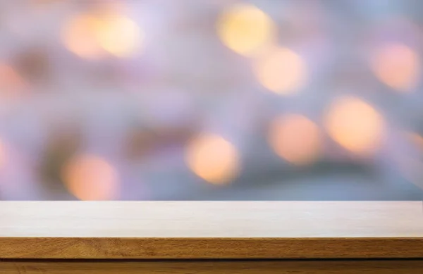 Işık Üzerine Boş Ahşap Güverte Masası Bulanık Duvar Kağıdı Arkaplanı — Stok fotoğraf