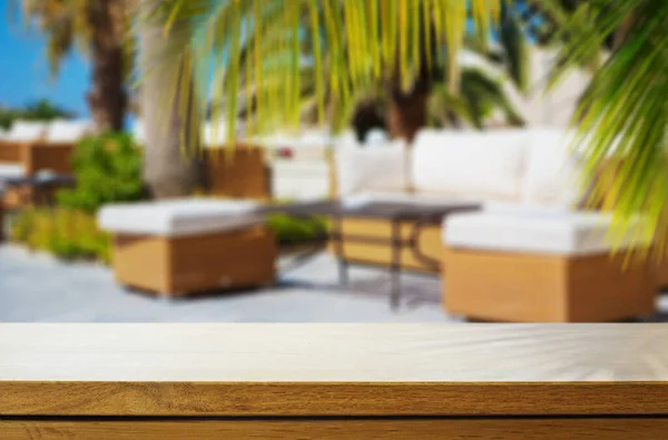 Empty Wooden Table Sunny Blurred Tropical Hotel Patio Background Outdoor — Stock Photo, Image