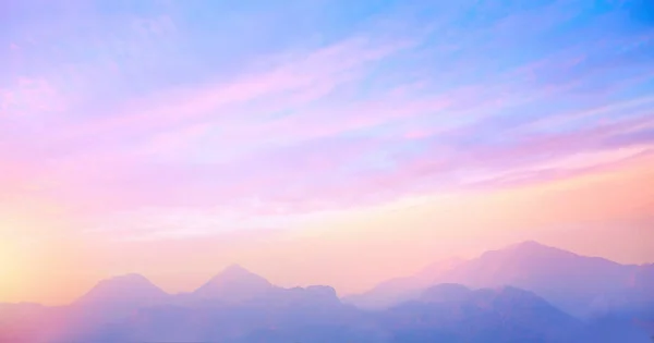 Ανατολή Συννεφιά Ουρανό Πάνω Από Βουνά Αφηρημένη Πολύχρωμο Ήσυχο Ουρανό — Φωτογραφία Αρχείου