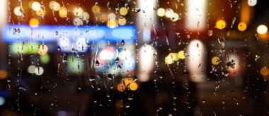 Gece şehrinde soyut sonbahar yağmuru, damlalar bir Ekim gecesinde pencereye düşer.