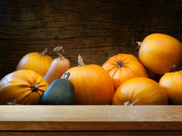 Tavolo Legno Vuoto Sullo Sfondo Della Raccolta Delle Zucche Autunnale — Foto Stock