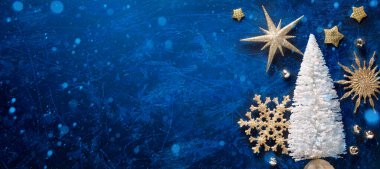 Sanat mutlu Noeller ve mutlu bayramlar tebrik kartı, çerçeve, pankart. Yeni yıl. Noel. Mavi arka planda Noel süsleri. Kış Xmas bayramı teması. Düz la