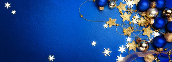 Weihnachtsbanner Oder Grußkarten Design Weihnachtsbaumzweig Dekoriert Goldene Kugeln Und Sterne — Stockfoto