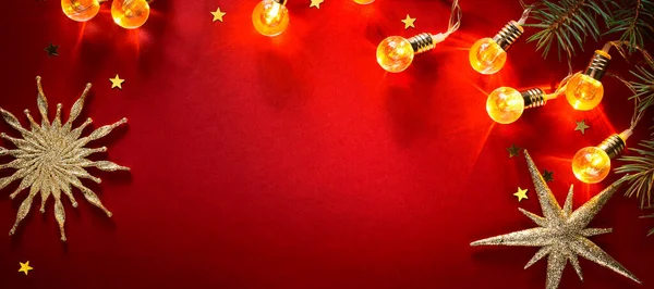 Sztandar Świąteczny Lub Tło Kartki Choinki Dekoracji Czerwonym Tle — Zdjęcie stockowe