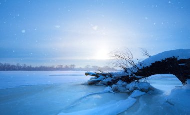 Gün batımında kış doğasının manzarası. Noel geri planda