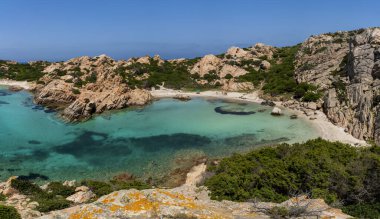 Caprera adasındaki Cala Napoletana 'nın panoramik manzarası, La Maddalena takımadaları ulusal parkı, Olbia-Tempio, Sardinya