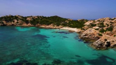 Caprera adasındaki Cala Napoletana 'nın panoramik manzarası, La Maddalena takımadaları ulusal parkı, Costa Smeralda, Olbia-Tempio -Sardinia