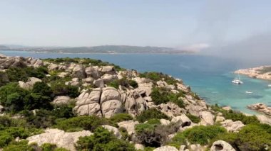Caprera adasındaki Cala Napoletana 'nın panoramik manzarası, La Maddalena takımadaları ulusal parkı, Costa Smeralda, Olbia-Tempio -Sardinia