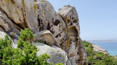 Caprera adasındaki Cala Napoletana 'nın panoramik manzarası, La Maddalena takımadaları ulusal parkı, Costa Smeralda, Olbia-Tempio -Sardinia