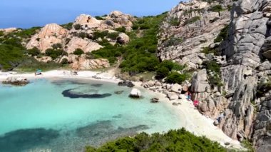 Caprera adasındaki Cala Napoletana 'nın panoramik manzarası, La Maddalena takımadaları ulusal parkı, Costa Smeralda, Olbia-Tempio -Sardinia