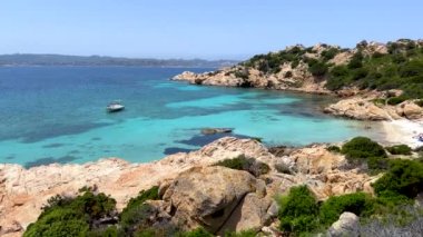 Caprera adasındaki Cala Napoletana 'nın panoramik manzarası, La Maddalena takımadaları ulusal parkı, Costa Smeralda, Olbia-Tempio -Sardinia