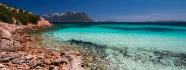 Doktorun kumsalında kristal berrak su, Olbia - Sardunya