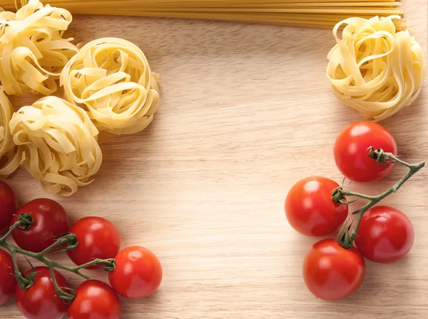 Tomates, espaguetis y pasta — Foto de Stock