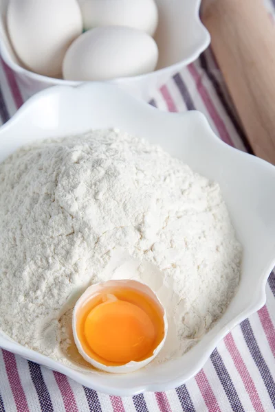 Flour and eggs recipe — Stock Photo, Image