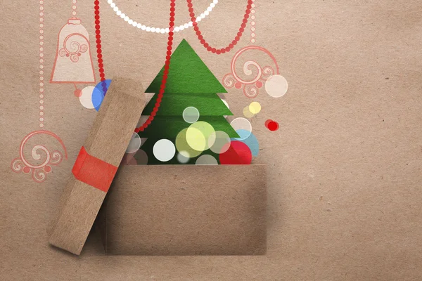 用圣诞树打开纸箱 — 图库照片