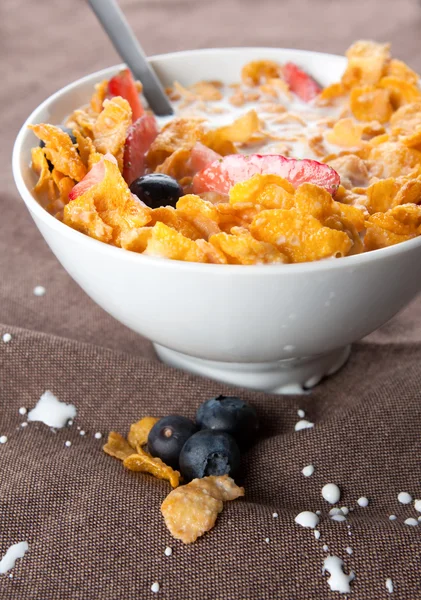 Bowl of corn flakes and berries — Stock Photo, Image