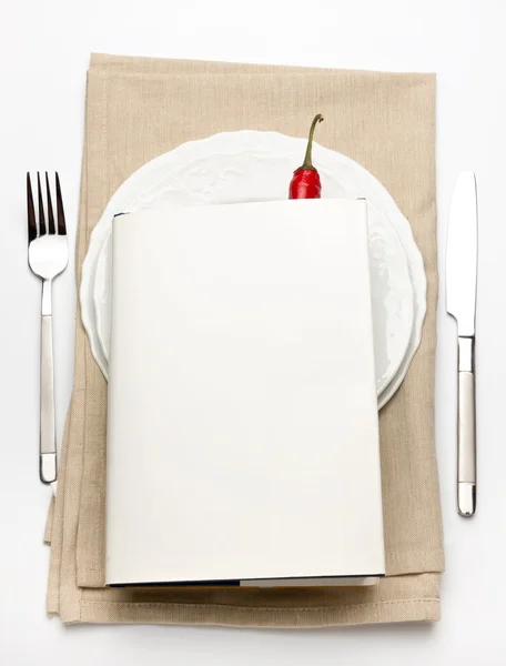 Hardbook en la parte superior de un plato con cuchillo y tenedor — Foto de Stock