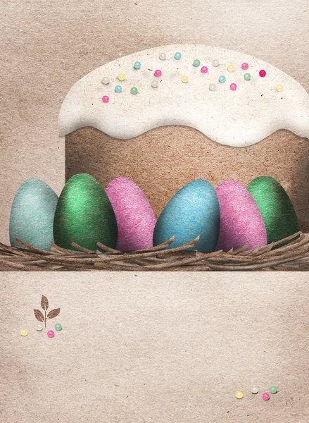 Œufs de Pâques colorés et gâteau de Pâques — Photo