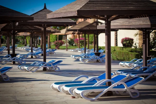 Sunloungers at the swimming pool — Stock Photo, Image