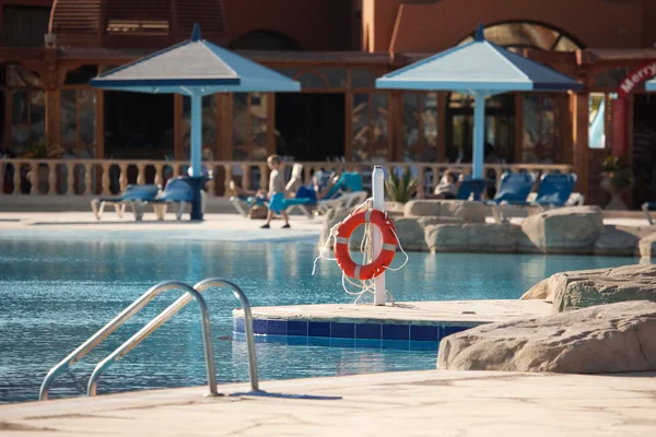 Piscina con salvavita — Foto Stock