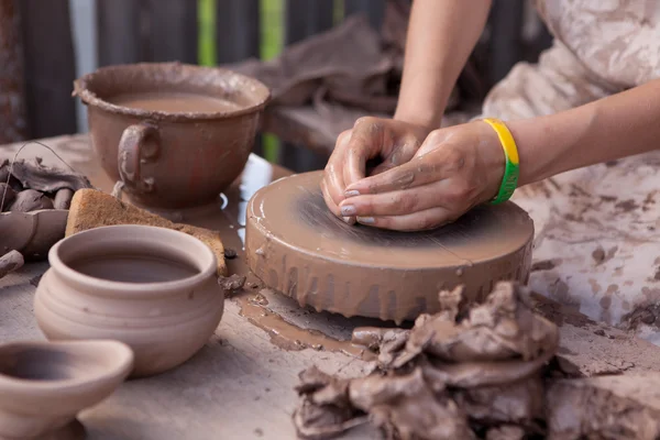 Een potter vormen een stuk aardewerk — Stockfoto