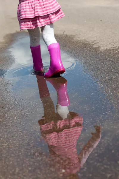 Flicka i en vattenpöl — Stockfoto