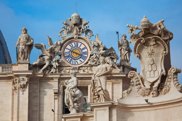 Zegar na wieży bazyliki św. — Zdjęcie stockowe