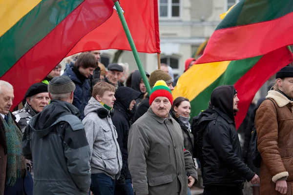 Miles de personas se reúnen en mitin nacionalista en Vilna — Foto de Stock