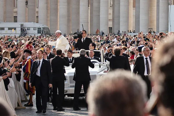 Papst Franziskus segnet die Gläubigen — Stockfoto