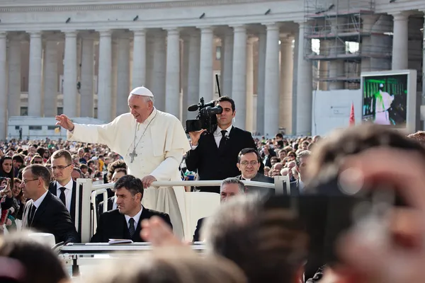 Franciszka papież i błogosławi wiernych — Zdjęcie stockowe