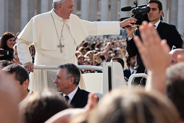 Papa Francisco I bendice a los fieles — Foto de Stock