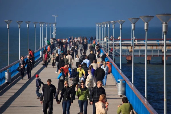 Palanga pasta üzerinde yürüyen insanlar — Stok fotoğraf