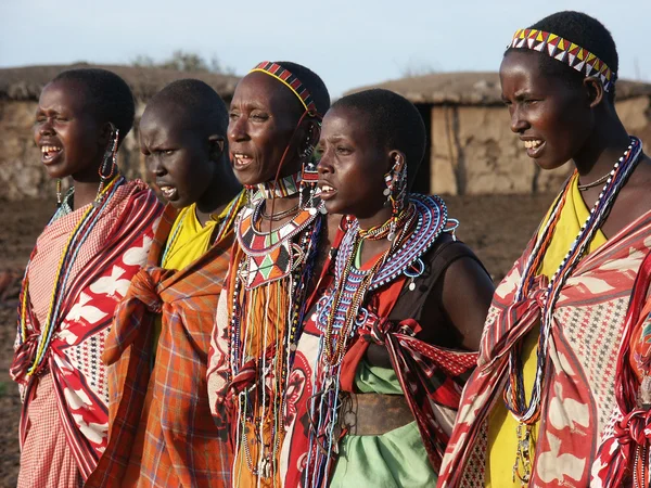 Masai Mara, Kenya - 6 gennaio: donne Maasai in stoffa tradizionale — Foto Stock