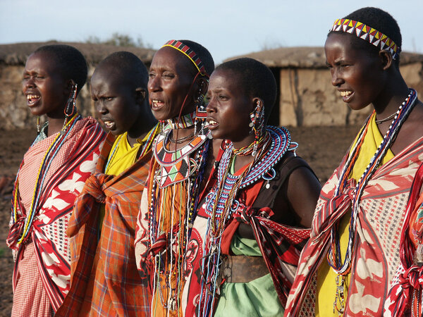 Масаи Мара, Кения - 6 января: Женщины масаи в традиционной одежде
