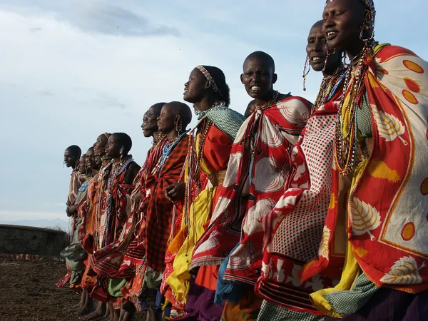 Masai mara, kenya - 6 Ocak: geleneksel bez Masai kadın