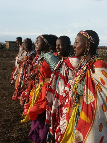 Masai Mara, Quênia - 6 de janeiro: Maasai mulheres em pano tradicional — Fotografia de Stock