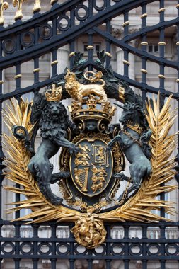 Buckingham Sarayı kapısında Kraliyet arması