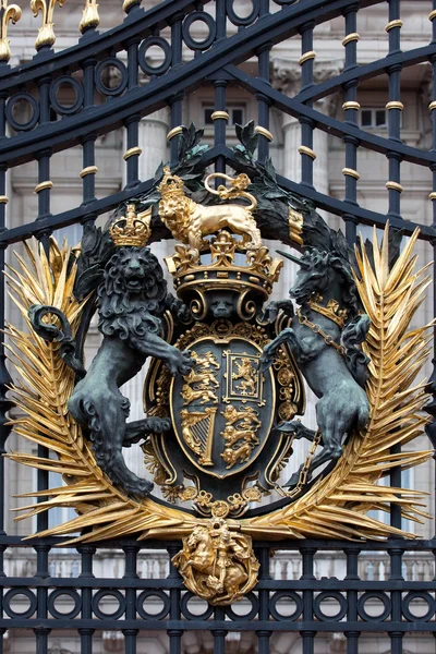 Royal Crest u brány Buckinghamského paláce — Stock fotografie