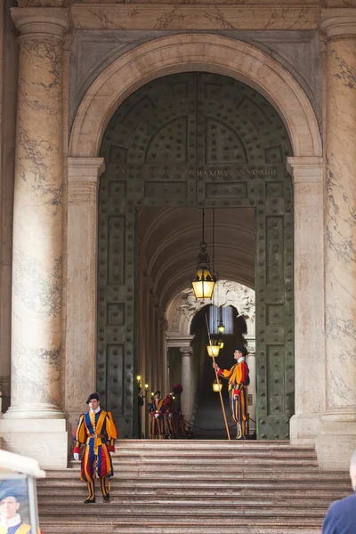 Pontifical Swiss Guards in their traditional uniform — Stock Photo, Image