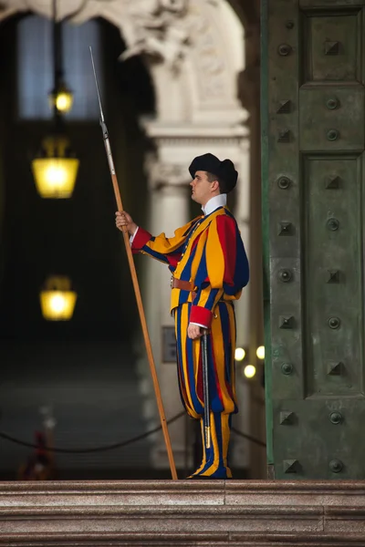 Guarda Suíça Pontifícia em seu uniforme tradicional — Fotografia de Stock