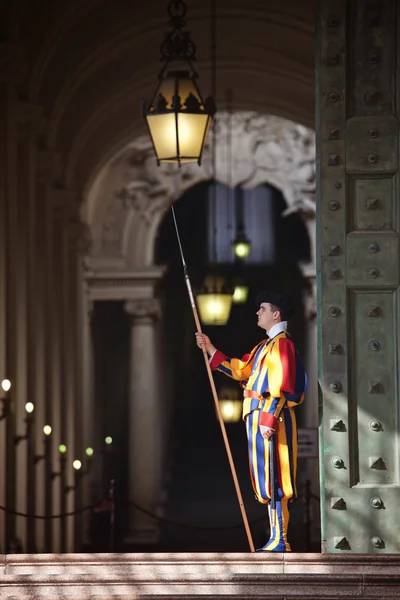 Guarda Suíça Pontifícia em seu uniforme tradicional — Fotografia de Stock