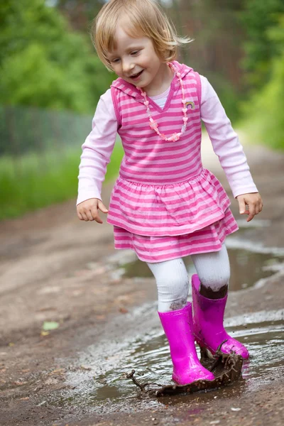 Petite Fille Dans Une Flaque — Photo