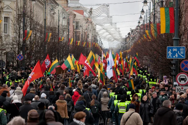 Tausende Menschen versammeln sich zu nationalistischer Kundgebung in Vilnius — Stockfoto